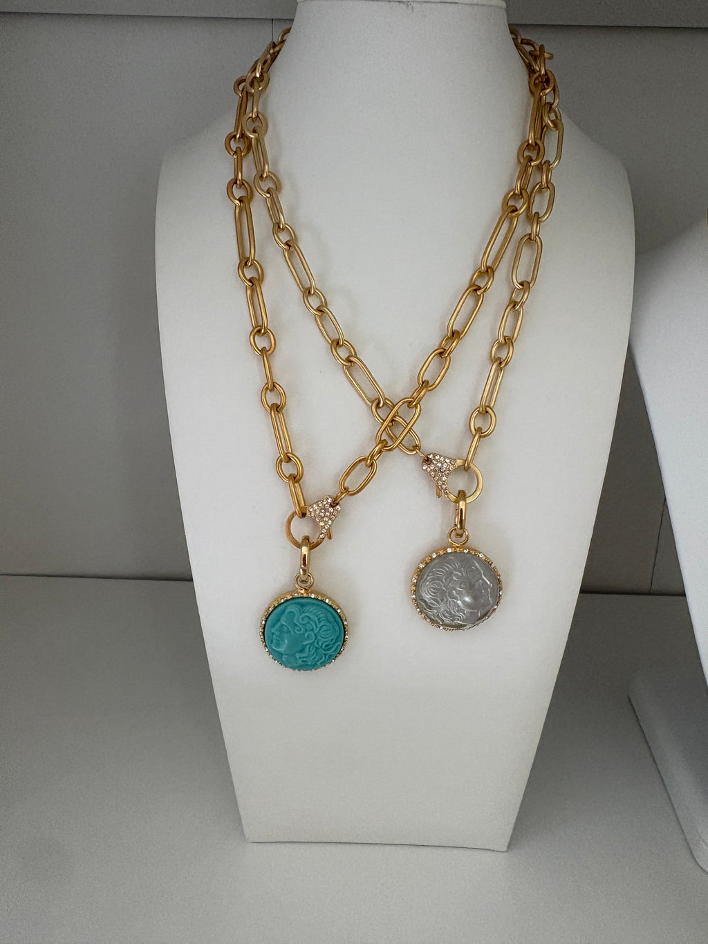 THE SANTORINI MEDALLION - PEARL